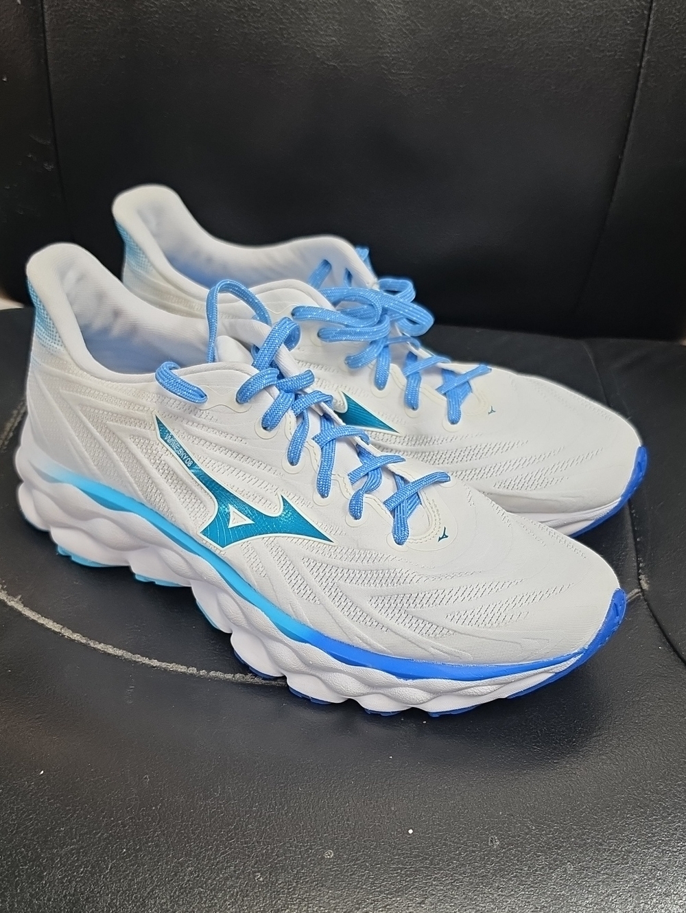 Mizuno Women's White & Blue Athletic Running Sneakers